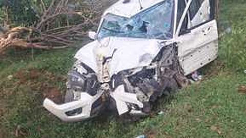 விபத்தில் உருக்குலைந்த காா்