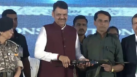 மகாராஷ்டிர முதல்வர் முன்னிலையில் சரணடைந்த நக்ஸல் தலைவர் மல்லுஜூலா வேணு கோபால் ராவ்