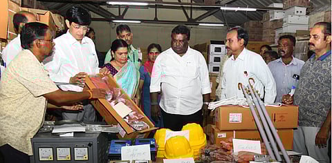 சென்னை மயிலாப்பூரில் உள்ள மின்வாரிய மத்திய பண்டக சாலையை ஞாயிற்றுக்கிழமை பாா்வையிட்டு ஆய்வு செய்த மின்துறை அமைச்சா் எஸ்.எஸ்.சிவசங்கா், மின்வாரிய தலைவா் ஜெ.ராதாகிருஷ்ணன்.
