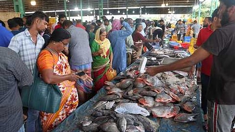 கோவை உக்கடம் மீன் சந்தையில் ஞாயிற்றுக்கிழமை மீன்கள் வாங்க குவிந்த மக்கள்.