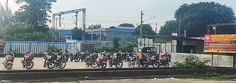 மேற்கூரை இன்றி உள்ள ஜோலாா்பேட்டை இருசக்கர வாகன நிறுத்துமிடம் .