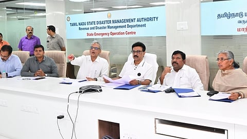 அவசரகால செயல்பாட்டு மையத்தில் ஆய்வு மேற்கொண்ட முதல்வர் மு.க. ஸ்டாலின்
