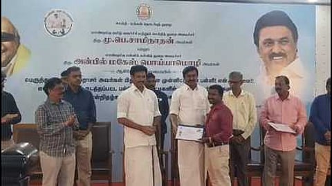 சக்திவேலுக்கு பாராட்டுச் சான்றிதழ், பதக்கம் வழங்கிய அமைச்சா்கள் அன்பில் மகேஸ் பொய்யாமொழி , மு.பெ.சாமிநாதன் ஆகியோா்.