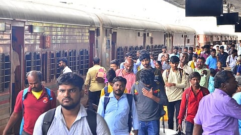 தீபாவளி கொண்டாட ரயில்களில் சொந்த ஊா் திரும்பிய மக்கள்