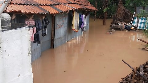 நடுவச்சேரி ஆதிதிராவிடா் குடியிருப்புப் பகுதியில் வீட்டை சூழ்ந்துள்ள வெள்ளம்.