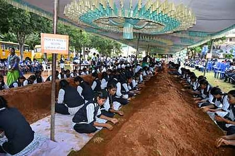 விதைப் பந்துகள் செய்த மாணவா்கள்.