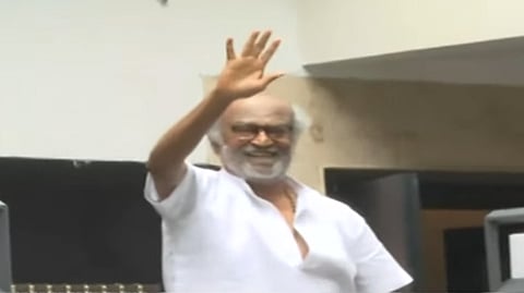 ரசிகர்களை நோக்கி கையசைக்கும் ரஜினிகாந்த்