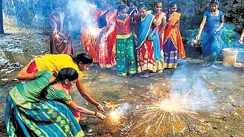 பட்டாசு வெடித்து மகிழும் சிறுமிகள்