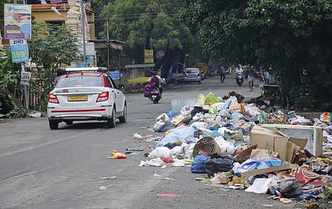 கோவை ஆவாரம்பாளையம் பகுதியில் சாலையில் தேங்கிய பட்டாசுக் கழிவுகள் உள்ளிட்ட குப்பைகள்.