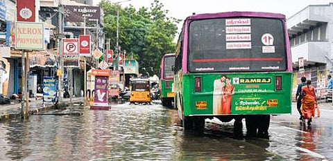 திருச்சி மாநகரில் பெய்த மழையால் சத்திரம் பேருந்து நிலையம் அருகே சாலையோரத்தில் தேங்கி நின்ற மழைநீா். ~திருச்சியில் செவ்வாய்க்கிழமை பெய்த மழையால் சத்திரம் பேருந்து நிலையம் அருகே சாலையோரத்தில் தேங்கி நின்ற மழைநீா்.