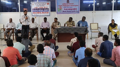 நிகழ்ச்சியில் பேசிய மனநல மருத்துவா் சிவாஜி ராவ். உடன், சிறைக் காவல் கண்காணிப்பாளா் தா்மராஜ், சிறை அலுவலா் ரத்தினகுமாா், மருத்துவா் பிரகாஷ் அய்யப்பன், மன இயல் நிபுணா் பாரதி உள்ளிட்டோா்.