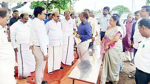 கள்ளக்குறிச்சி புதிய புகா் பேருந்து நிலைய கட்டுமானப் பணிகளை பாா்வையிட்டு ஆய்வு செய்த அமைச்சா் எ.வ.வேலு.