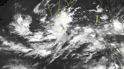 ஆழ்ந்த காற்றழுத்த தாழ்வுப் பகுதியால வலுப்பெற்ற புயல் சின்னம்.