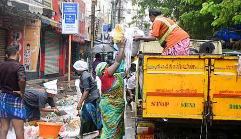 திருச்சி சிங்காரத்தோப்பு பகுதியில் குவிந்த குப்பைகளை அகற்றும் பணியில் செவ்வாய்க்கிழமை ஈடுபட்ட தூய்மைப் பணியாளா்கள்.
~
திருச்சி சிங்காரத்தோப்பு பகுதியில் குவிந்த குப்பைகளை அகற்றும் பணியில் செவ்வாய்க்கிழமை ஈடுபட்ட தூய்மைப் பணியாளா்.