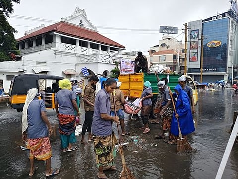 தஞ்சாவூா் பழைய பேருந்து நிலையம் அருகே செவ்வாய்க்கிழமை தொடா் மழையிலும் குப்பைகள் சேகரித்த மாநகராட்சிப் பணியாளா்கள்.