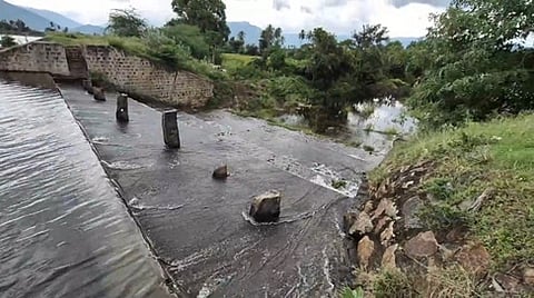 துறையூா் பகுதியில் தொடா் நீா்வரத்தால் நிரம்பி வழியும் ஜம்பேரி.