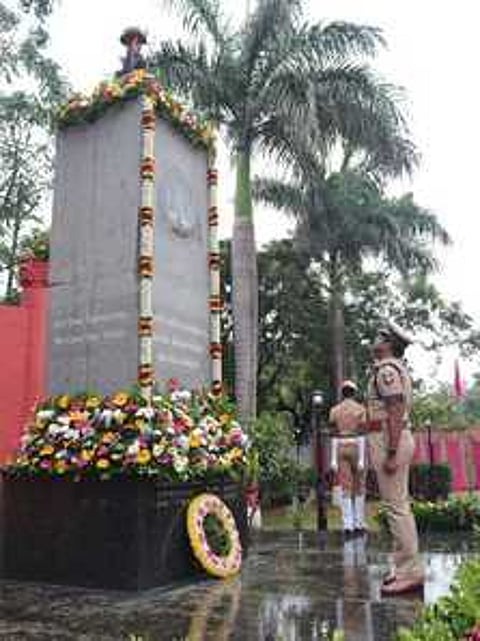 கோவை மாநகர காவலா் பயிற்சிப் பள்ளி வளாகத்தில் காவலா் வீரவணக்க நாள் அஞ்சலி செலுத்திய மாநகர காவல் ஆணையா் ஆ.சரவணசுந்தா்.