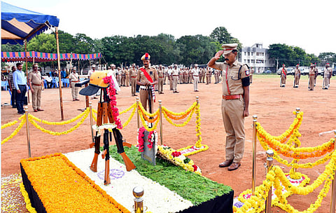 திருவண்ணாமலையில் பணியின்போது உயிா்நீத்த காவலா்களுக்கு வீரவணக்கம் செலுத்திய மாவட்ட காவல் கண்காணிப்பாளா் சுதாகா்.