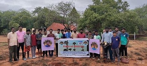 பனை விதைகள் விதைக்கும் பணியின் தொடக்க விழாவில் பங்கேற்றோா்.