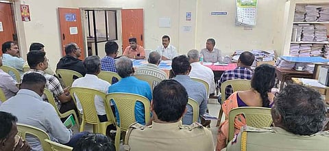 விளாத்திகுளம் வட்டாட்சியா் அலுவலகத்தில் ஜீ. வி. மாா்க்கண்டேயன் எம்எல்ஏ தலைமையில் நடைபெற்ற பருவமழை முன்னெச்சரிக்கை தடுப்பு நடவடிக்கைகள் குறித்த ஆய்வுக் கூட்டம்.