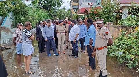 நீா் தேங்கிய பகுதியை பாா்வையிட்ட அமைச்சா் பி.ஆா்.என். திருமுருகன், ஆட்சியா் ஏ.எஸ்.பி.எஸ்.ரவி பிரகாஷ், எஸ்எஸ்பி லட்சுமி செளஜன்யா.