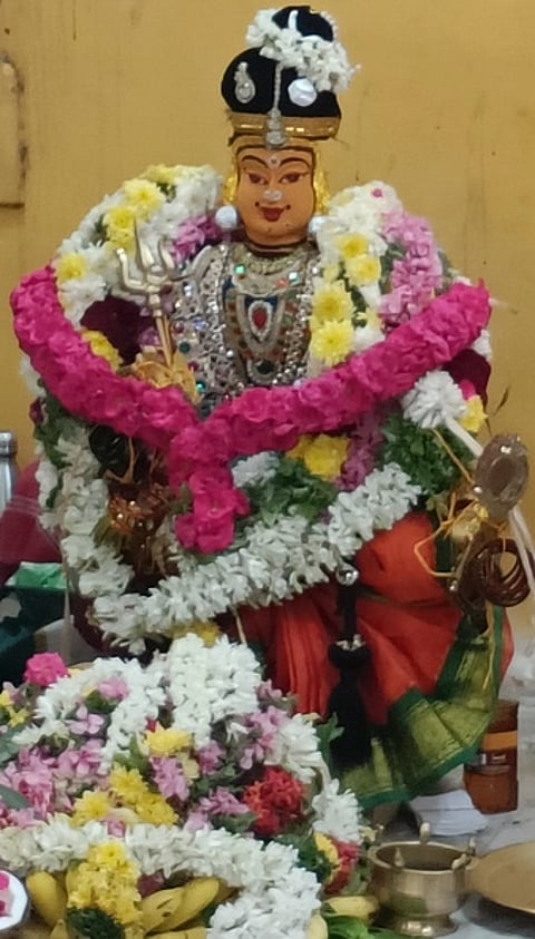 மணப்பாறை வேப்பிலை மாரியம்மன் கோயிலில் செவ்வாய்க்கிழமை வழிபாட்டில் ஈடுபட்ட பெண்கள்.