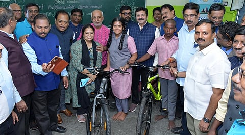 மிதிவண்டிகள் வழங்கும் நிகழ்வில் பங்கேற்றோா்.