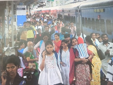 தீபாவளி கொண்டாட்டத்துக்கு பிறகு சொந்த ஊா்களில் இருந்து சென்னை எழும்பூா் ரயில் நிலையத்துக்கு செவ்வாய்க்கிழமை திரும்பிய மக்கள்.