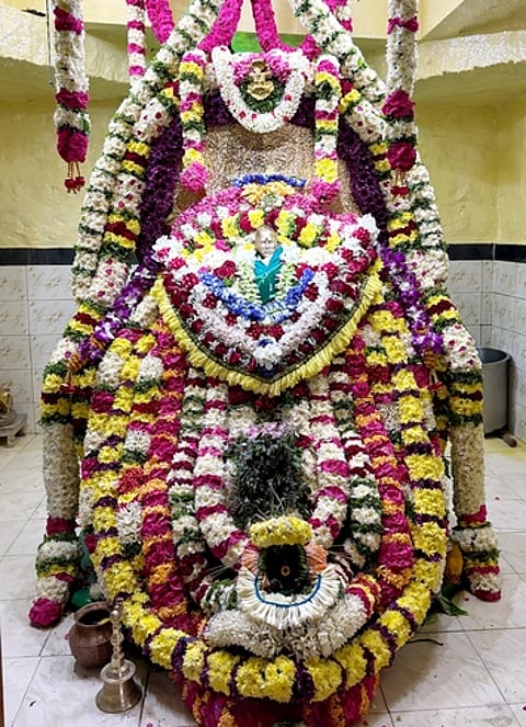 கோதைமங்கலம் ஸ்ரீலஸ்ரீ மானூா் சுவாமிகள் ஆலயத்தில் குருபூஜை விழாவை முன்னிட்டு, செவ்வாய்க்கிழமை மலா்களால் அலங்கரிக்கப்பட்டிருந்த ஜீவசமாதி பாதபீடம்.