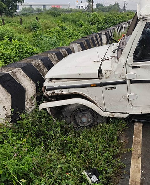 முருக்கஞ்சேரி சாலை தடுப்புச் சுவரில் மோதி விபத்துக்குள்ளான காவல் துறை வாகனம்.