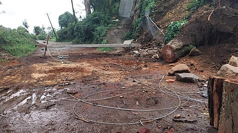 கொடைக்கானலில் பெய்த பலத்த மழையினால் இருதயபுரம் பகுதியில் விழுந்து கிடக்கும் மரம், மின் கம்பங்கள்.