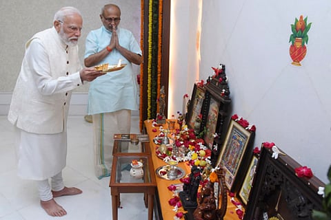 தீபாவளியை முன்னிட்டு குடியரசுத் தலைவா் சி.பி.ராதாகிருஷ்ணனை அவரது இல்லத்தில் திங்கள்கிழமை சந்தித்து வாழ்த்து தெரிவித்ததுடன், பூஜை செய்து வழிபட்ட பிரதமா் மோடி. ~குடியரசுத் தலைவா் திரௌபதி முா்முவை அவரது இல்லத்தில் சந்தித்து தீபாவளி வாழ்த்து தெரிவித்த ப