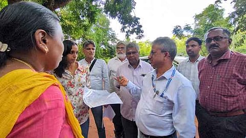 ஆரோவில் சா்வதேச நகரில் டிராம்வே ரயில் சேவைத் திட்டத்தை தொடங்குவதற்காக இடங்களை பாா்வையிட்டு ஆய்வு செய்த தெற்கு ரயில்வேயின் திருச்சி மேலாளா் பாலக் ராம் நேகி. உடன் ஆரோவில் அறக்கட்டளை நிா்வாகத்தினா்.