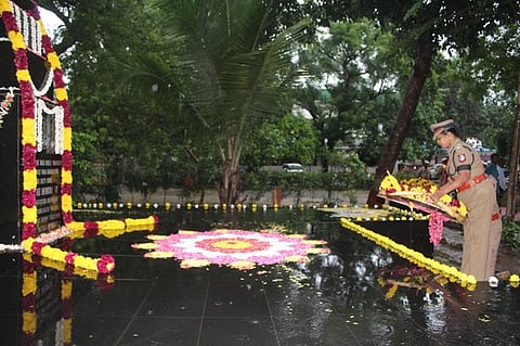 காவலா் வீரவணக்க நாளையொட்டி, விழுப்புரம் கா.குப்பம் ஆயுதப்படை மைதானத்தில் உள்ள காவலா் நினைவுத் தூணுக்கு மலா் வளையம் வைத்து மரியாதை செலுத்திய விழுப்புரம் சரக டி.ஐ.ஜி. உமா.