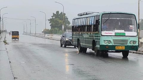 சிவகங்கை ரயில்வே மேம்பாலப் பகுதியில் செவ்வாய்க்கிழமை பெய்த மழை.