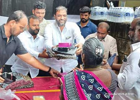 மேற்கு தாம்பரத்தில் தூய்மைப் பணியாளா்களுக்கு நல உதவி வழங்கிய மனித நேய மக்கள் கட்சியின் மாநில துணை பொதுச் செயலரும் தாம்பரம் மாநகராட்சி 50-ஆவது வாா்டு உறுப்பினருமான எம்.யாக்கூப் உள்ளிட்டோா்.