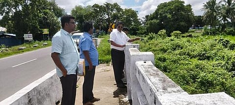 துறையூா் - திருச்சி சாலையில் பெரமங்கலம் பால நீா் வரத்து வாய்க்காலில் மேற்கொள்ளப்பட்ட பணிகளை புதன்கிழமை ஆய்வு செய்த திருச்சி மாவட்ட வெள்ளத் தடுப்பு அலுவலா் கிருஷ்ணசாமி உள்ளிட்டோா்.