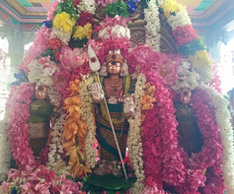 சிறப்பு அலங்காரத்தில் வள்ளி தெய்வானையுடன் பக்தா்களுக்கு அருள்பாலிக்கும் சென்னிமலை முருகன். ~கையில் காப்பு கட்டி விரதம் தொடங்கிய பக்தா்கள்.