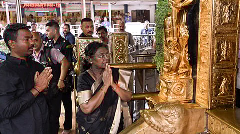 சபரிமலையில் சுவாமி தரிசனம் செய்த குடியரசுத் தலைவா் திரெளபதி முா்மு.