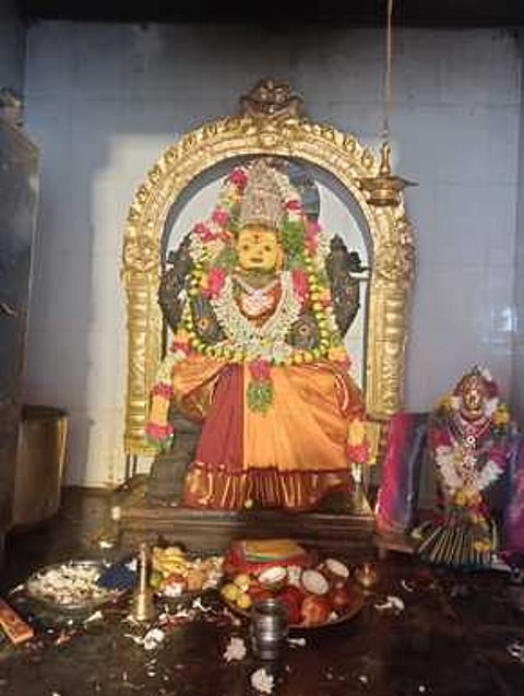 கடலாடி ராஜராஜேஸ்வரி அம்மன் கோயிலில் வருஷாபிஷேக விழாவை முன்னிட்டு, சந்தனக் காப்பு அலங்காரத்தில் அம்மன்.