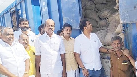 2 ஆயிரம் டன் நெல் அரவைக்கு அனுப்பிவைப்பு: அமைச்சா் ஆய்வு