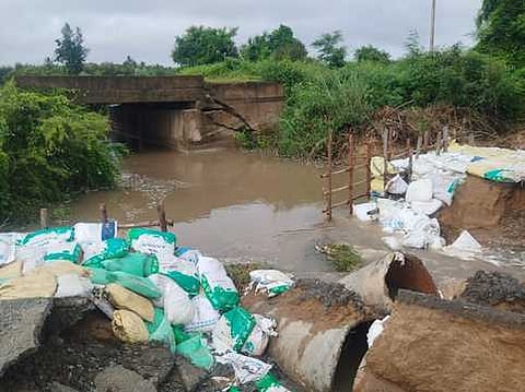மருதாடு அருகே சுங்கச்சாலையில் சேதம் அடைந்த தற்காலிக பாலம்.
