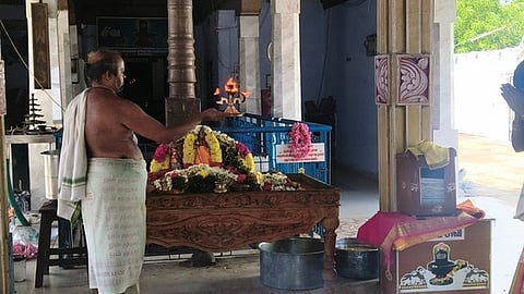 ஆறுமுகனேரி சிவன் கோயிலில் வள்ளி, தெய்வானை சமேத சுப்பிரமணிய சுவாமிக்கு நடைபெற்ற தீபாராதனை.