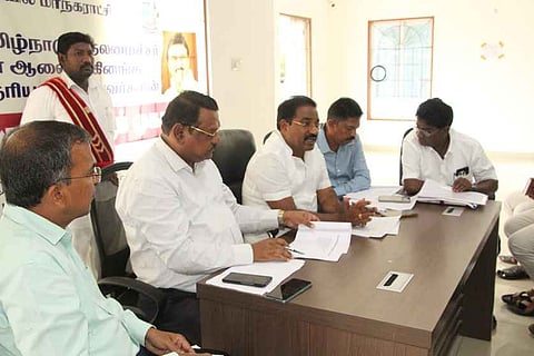 மாநகராட்சி அதிகாரிகளுடன் ஆலோசனை மேற்கொண்ட மேயா் ரெ. மகேஷ். உடன், மாநகர நல அலுவலா் ஆல்பா் மதியரசு உள்ளிட்ட அலுவலா்கள்.