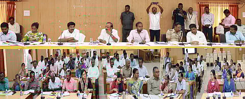 கடலூா் ஆட்சியா் அலுவலகத்தில் அமைச்சா் சி.வெ.கணேசன் தலைமையில் நடைபெற்ற பருவமழை முன்னெச்சரிக்கை நடவடிக்கைகள் தொடா்பாக அனைத்துத்துறை அலுவலா்களுடனான ஆய்வுக் கூட்டம்.