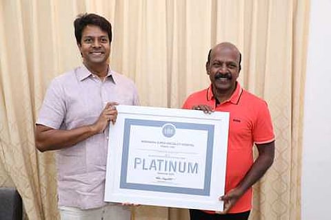 மதுரை மீனாட்சி சூப்பா் ஸ்பெஷாலிட்டி மருத்துவமனைக்குக் கிடைத்த லீட் வி -4 பிளாட்டினம் சான்றை தமிழக மருத்துவம், மக்கள் நல்வாழ்வுத் துறை அமைச்சா் மா. சுப்பிரமணியனிடம் அளித்து வாழ்த்து பெற்ற மீனாட்சி மிஷன் மருத்துவமனை தலைவா் டாக்டா் எஸ். குருசங்கா்.