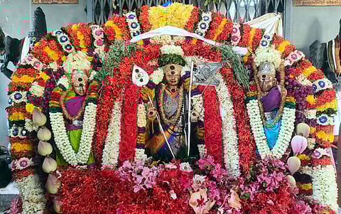 கந்த சஷ்டி தொடக்க விழாவையொட்டி, சிவன்மலை முருகன் கோயிலில் வள்ளி, தெய்வானையுடன் சிறப்பு அலங்காரத்தில் அருள்பாலிக்கும் சுப்பிரமணியா்.