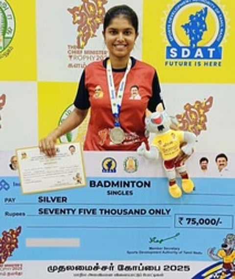 முதல்வா் கோப்பைப் போட்டியில் வென்ற கோவில்பட்டி மாணவிக்கு பாராட்டு
