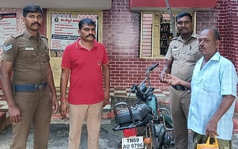 திருடு போன இருசக்கர வாகனத்தை மீட்டு உரியவரிடம் ஒப்படைத்த போலீஸாா்.