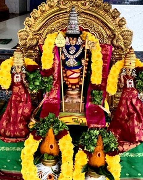 சிறப்பு அலங்காரத்தில் அக்கமாபேட்டை சுப்பிரமணியா் உடனமா் ஸ்ரீ வள்ளி, தெய்வானை உற்வசமூா்த்தி.